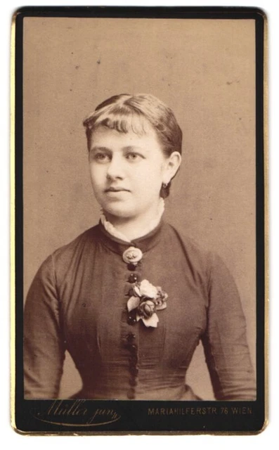 Fotografie M. Müller jun., Wien, Mariahilferstr. 76, Junge Dame im Kleid mit Kr