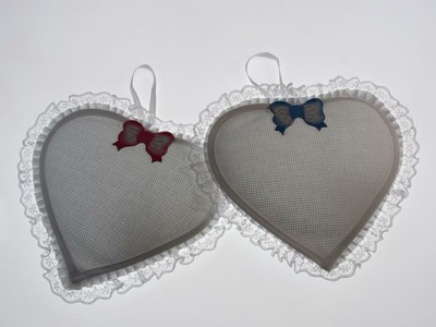 FIOCCO NASCITA/COCCARDA CUORE CON FIORELLINI E FARFALLE ROSA CON INSERTO AIDA 