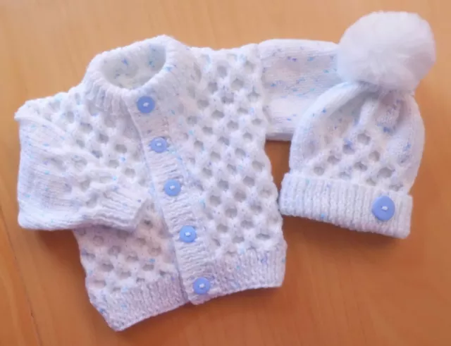 NEU handgestricktes Baby Strickjacke und Hut Set - weiß mit blauen Flecken - 0-3 Monate