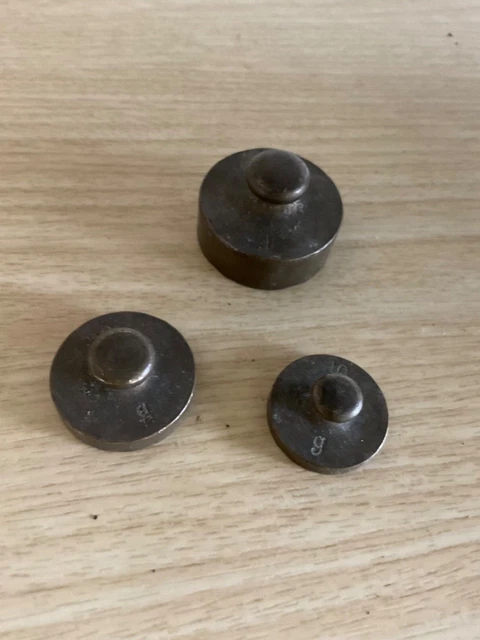 3 alte Gewichte aus Eisen 50g  20g  10g  DezimalWaage Briefbeschwerer Dekoration