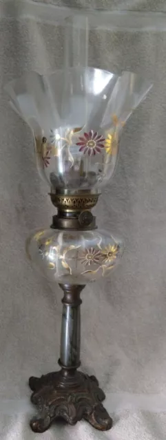 Ancienne Lampe à pétrole, bronze et verre émaillé, avec tulipe assortie