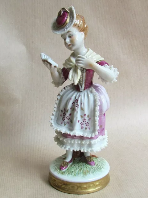 UNTERWEISSBACH DRESDEN LACE FIGURINE OF A LADY RECITING FROM A BOOK (Ref6855)