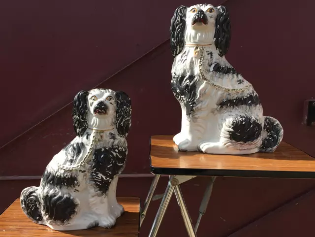 STAFFORDSHIRE grande et ancienne paire de chiens en céramique, un très accidenté