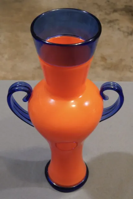 2001 Ipso Facto Art Glass Contemporary Style Orange/Blue Double Handled Vase 2