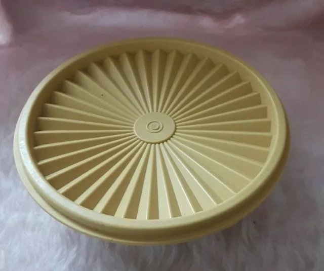 https://www.picclickimg.com/q~AAAOSwI7Vi6loN/Vintage-Tupperware-Harvest-Gold-Servalier-Bowl-With-Lid.webp
