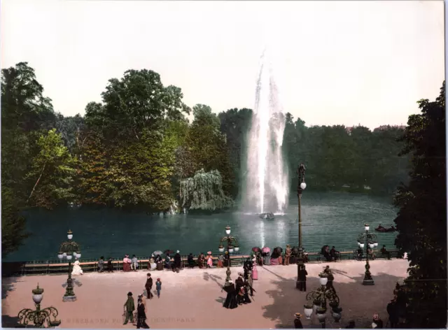 Deutschland, Wiesbaden. Fontaine im Kurpark. vintage print photochromie, vinta