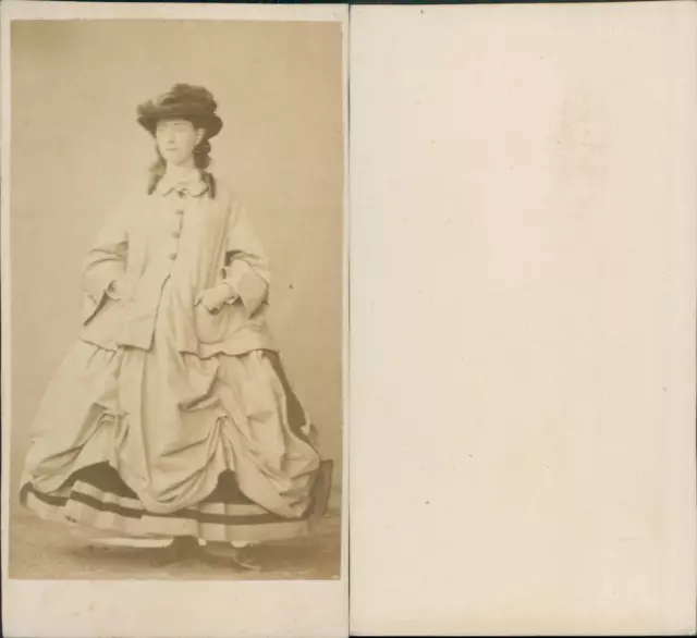 Jolie jeune femme en crinoline, mantelet et chapeau à plumes, circa 1865 CDV vin