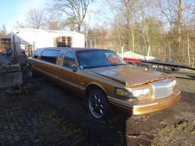 Lincoln Town Car Stretch Limousine