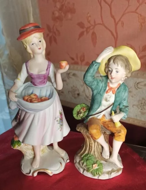 lot de deux Jolie figurine/statuette en biscuit porcelaine