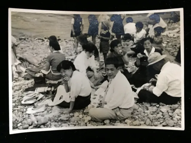 #857 Japonais Vintage Photo 1940s / Famille People Rivière Événement Enfants