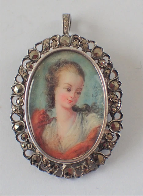 Broche Ou Pendentif Antique Portrait De Femme Miniature Peint - Bijou Romantique Signé, Strass, Chromé, Occasion