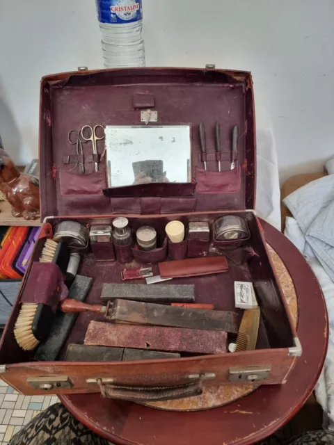ANCIEN COFFRET VALISE NECESSAIRE DE TOILETTE VOYAGE  de rasage homme monogramme