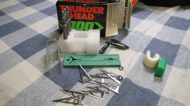 3 NAP Thunderhead 100 grain broadheads 3 blade fixed 3 NAP Thunderhead 100 grain broadheads 3 blade fixed
