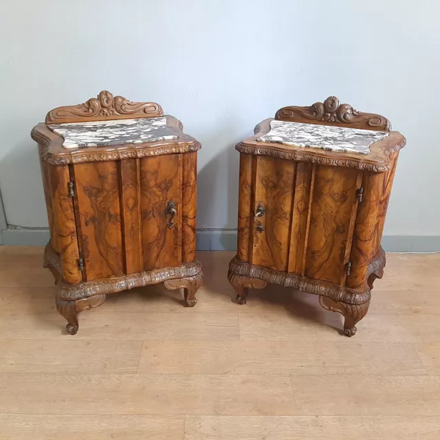 An Italian pair of baroque bedside tables from '900 walnut veneered, restored