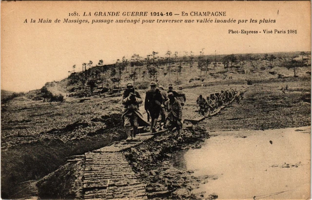 CPA AK Military - Handed by Massiges - Passage Lining (695629)