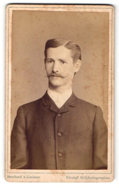 Fotografie Reichard & Lindner, Berlin, Portrait charmanter Herr mit Schnurrbart