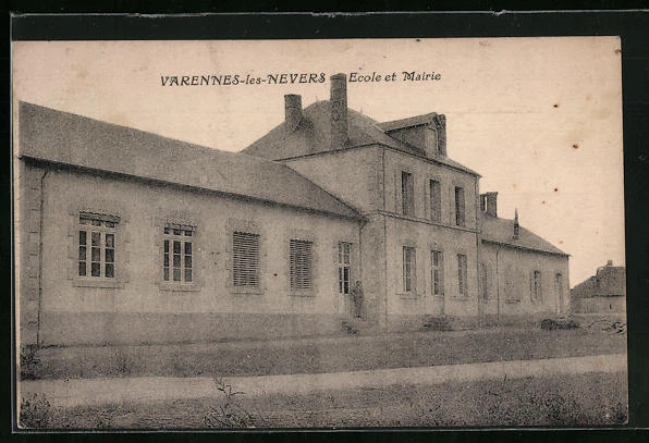 CPA Varennes-les-Nevers, Ecole et Mairie