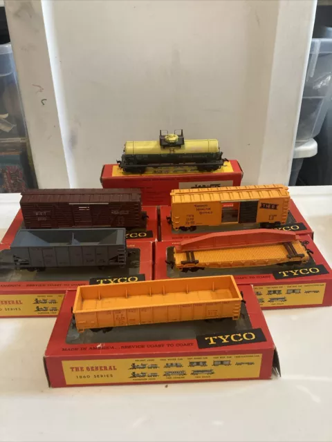 Tyco HO Scale Electric Train  Set Of 6
