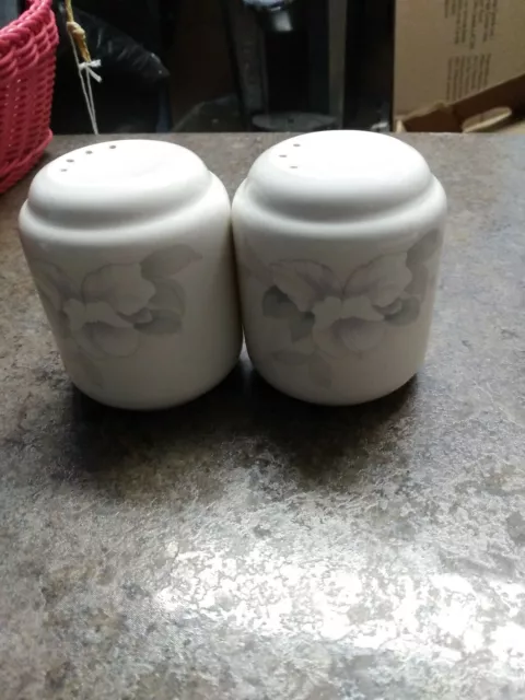 KELTCRAFT MISTY ISLE SALT & PEPPER SHAKERS. (Cm)