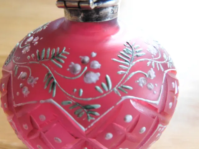 ancien flacon de parfum decor émaillé, bouchon argent 2