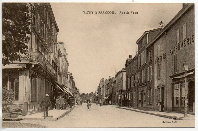 VITRY LE FRANCOIS - Marne - CPA 51 - rue de Vaux - les commerces
