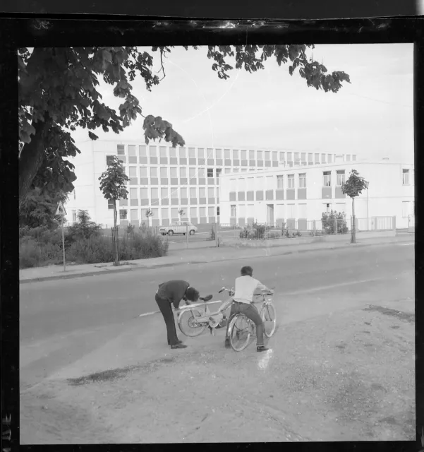 Portrait garçons à vélo moteur mobylette  - Négatif photo ancien an 1950-60