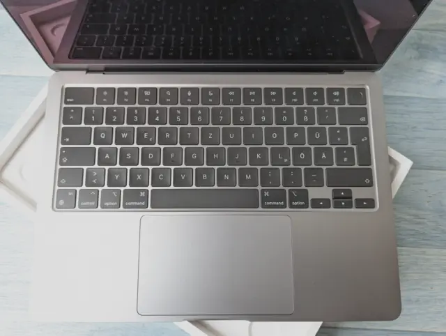 Apple MacBook Air 13,6 Zoll (256GB SSD, Apple M2, 8GB RAM) Laptop - Space Grau -
