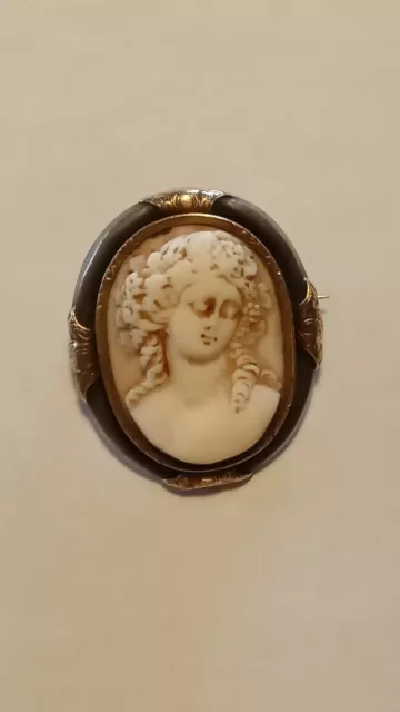 Camée coquille, fort relief, superbe monture-broche en argent niellé (et or ?)