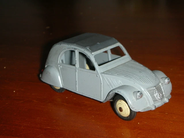 LOT DE 4 petites voitures anciennes dont rare 2 CV Citroën dinky toys mecano EUR 19,00 - FR