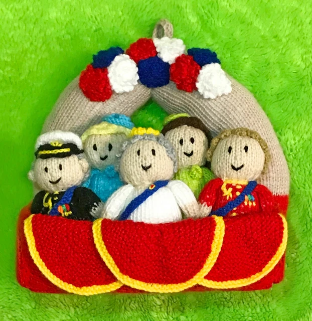 KNITTING PATTERN ROYAL Queen Platinum Jubilee Balcony Wreath Hanging