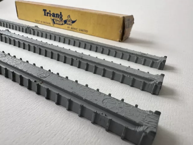 Tri-ang Ships Minic 6-M827 BREAKWATER STRAIGHT 1:1200 Scale Vintage Collectable