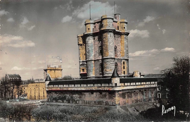 VINCENNES - le Donjon et la Tour d'Honneur
