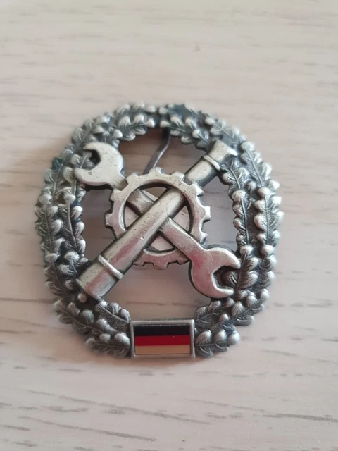 LA QUILLE MILITAIRE, souvenir Guerre d’Algérie. Insignes 4°REI / 17°RTA