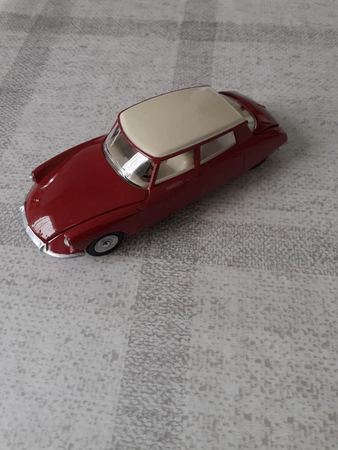 dinky toys citroen  Ds19 capot et coffre ouvrant