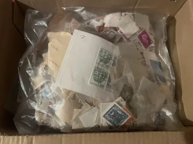 Briefmarken Kiste Verschiedene Länder Jhrgänge Motive Mit Und Ohne Papier