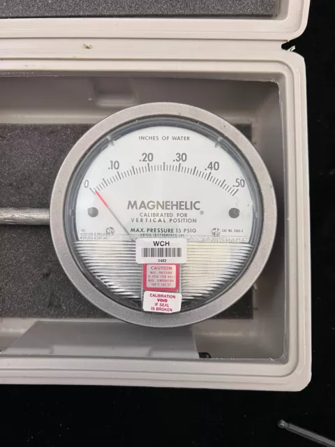 Dwyer Magnehelic Differential Pressure Gauge With Case