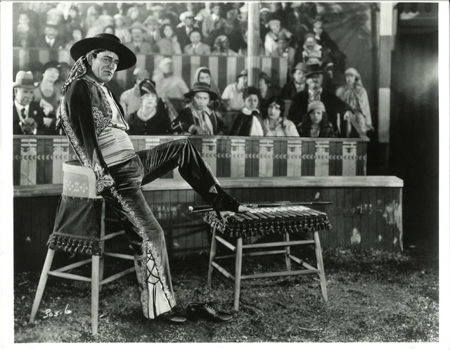 *Tod Browning's THE UNKNOWN (1927) Lon Chaney as Armless Circus Knife-Thrower