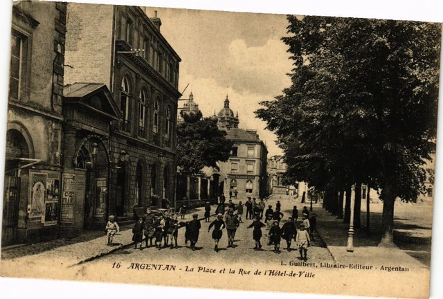 CPA Argentan - La Place et la Rue de l'Hotel de Ville (250041)