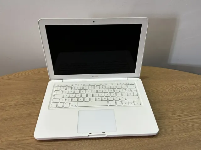 Apple MacBook A1342 Core 2 Duo 2.4 GHz 13" 2GB Ram Faulty