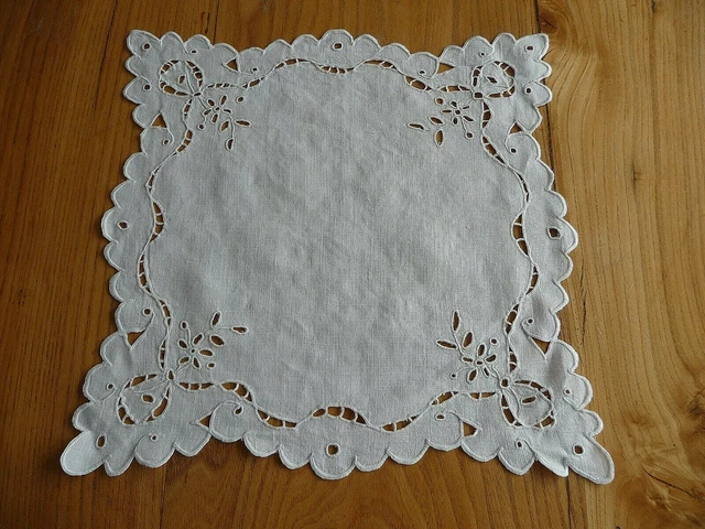 Linge ancien Napperon lin fin blanc broderies Richelieu ( 28 x 28 cms )