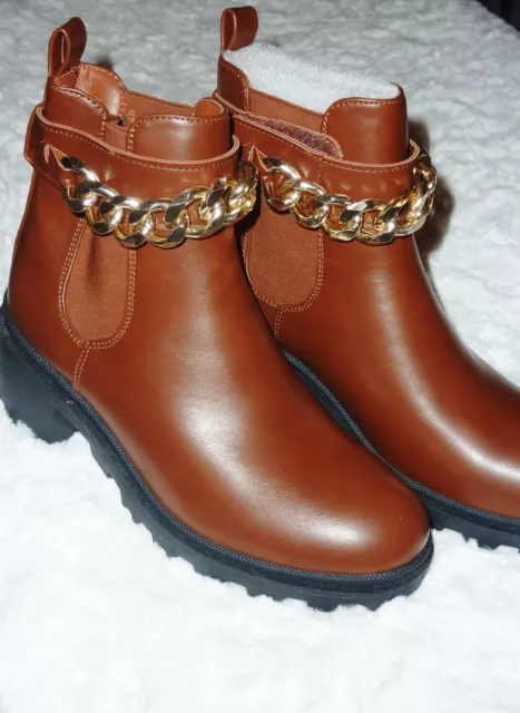 NEW Womens Forever Link Chestnut Brown Boots Gold Chain Accents Chunky Heel 8.5