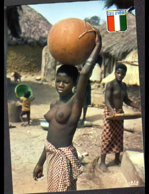 VILLAGE prés d'ABIDJAN (COTE D'IVOIRE) ETHNIQUE ,FEMME Porteuse & FEMME au tamis