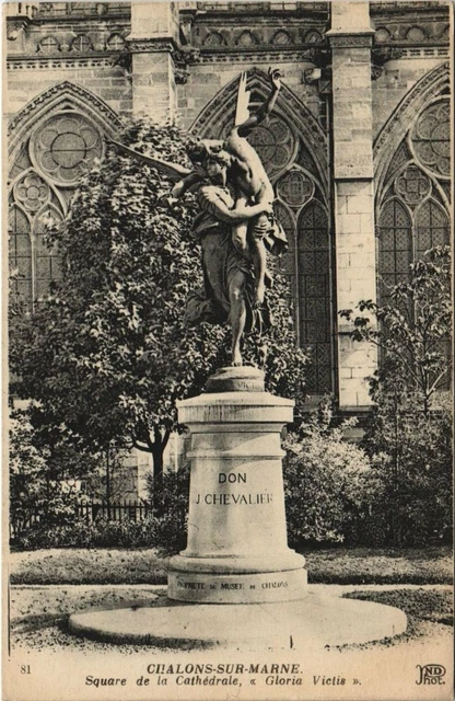 CPA CHALONS-sur-MARNE Square de la Cathédrale Gloria Victis (125971)
