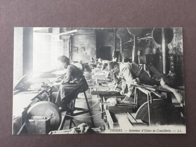 Ancienne carte postale / Thiers / Intérieur d'Usine de Coutellerie / Puy de Dôme