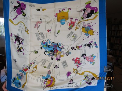 Foulard carré de soie par Robert Vernet pour la ville de Lyon ets Piolat 115 cm 