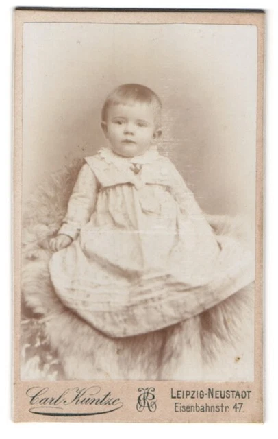 Fotografie Carl Kuntze, Leipzig, Eisenbahnstr. 47, Portrait kleines Kind im Kle