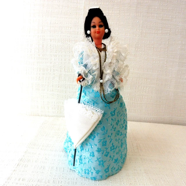 DOLL POUPEE FOLKLORIQUE REGIONALE 18 cm ELLE FERME LES YEUX