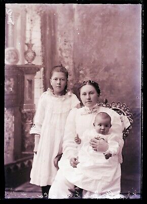 (1) LATE 1800s, EARLY 1900s GLASS NEGATIVE, YOUNG MOTHER WITH CHILDREN as seen