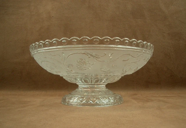 Baccarat. Coupe sur pied en cristal gravé à décor de rinceaux, début
