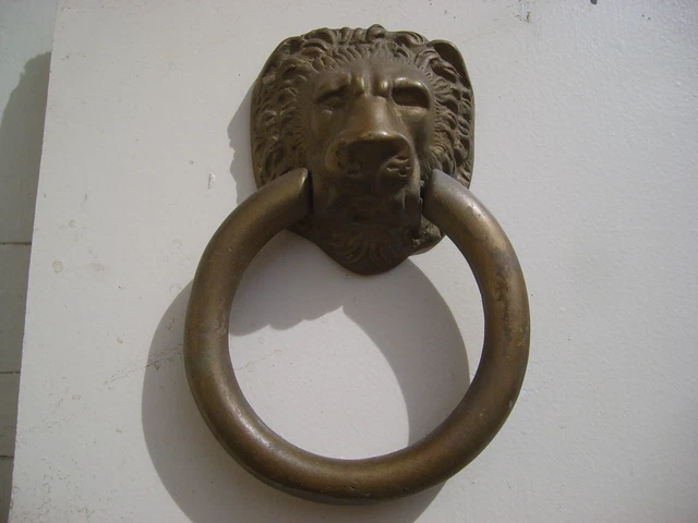 ANCIEN HEURTOIR DE PORTE TÊTE DE LION EN BRONZE MILIEU XX éme